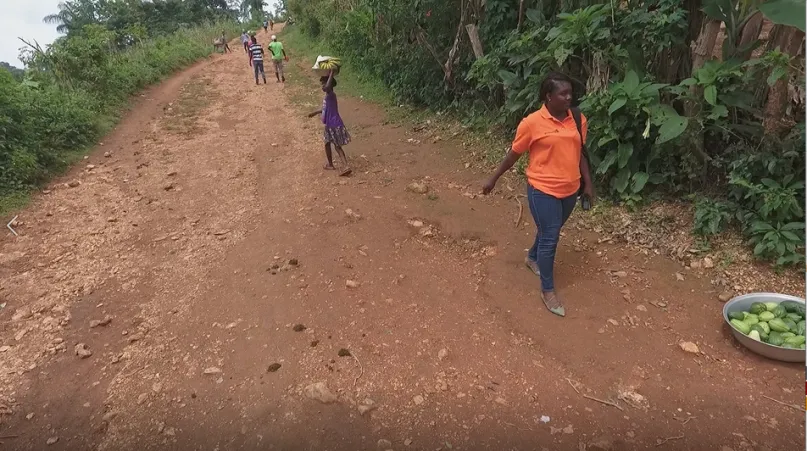 Une infirmière Fonkoze se rend dans une clinique mobile. Crédit photo : Fonkoze