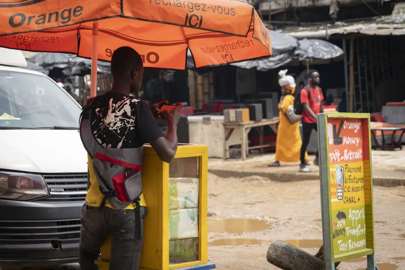 L'extérieur du magasin d'un agent de mobile money à Abidjan en Côte d'Ivoire.