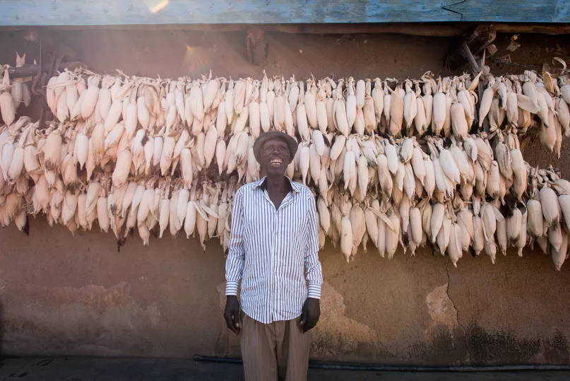 Cultivateur de maïs au Rwanda. Crédit photo : Hailey Tucker, concours photo du CGAP 2016.