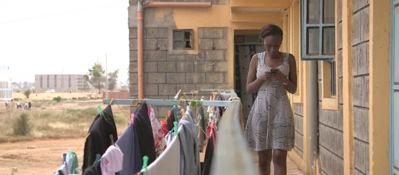 Une jeune femme utilisant un téléphone mobile au Kenya. Photo : © WorldRemit [Creative Commons BY-SA 2.0]