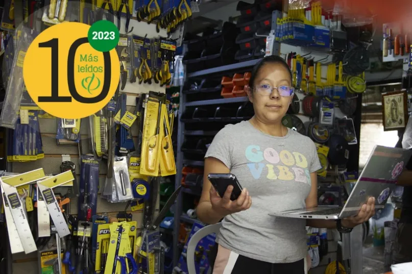 Mujer trabajando en su ferretería en México.