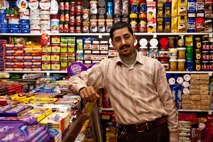 Un épicier dans sa boutique à Tanger au Maroc. 