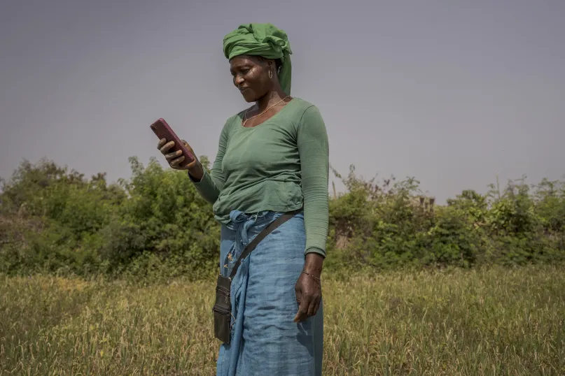 Une femme effectue une transaction de mobile money au Sénégal.