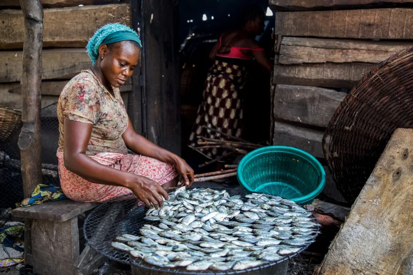 Femme et poissons, Nigeria. CGAP Photo (Temilade Adelaja via Communication for Development Ltd)