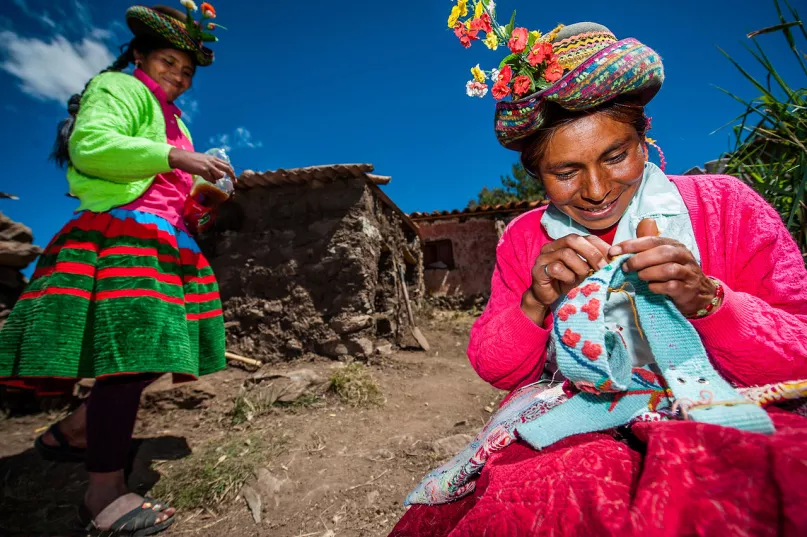 Mujeres bordando. Foto: Wim Opmeer, Concurso de Fotografía CGAP 2013.