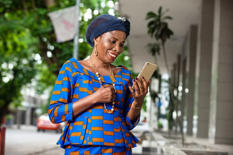 Femme et son téléphone mobile. Crédit photo : Vystekimages