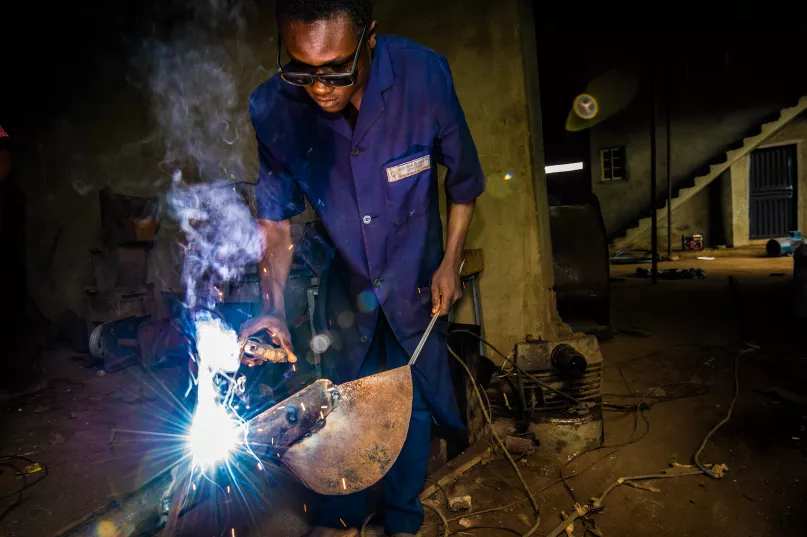 Un soudeur au Nigeria. Crédit photo : Wim Opmeer, concours photo du CGAP 2018. 