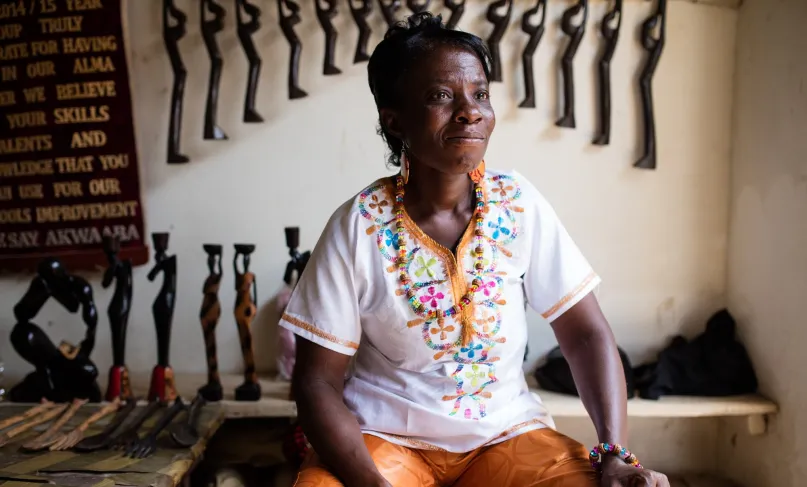 Ernestina, a carver and weaver in Ghana. Photo by Brandon Smith, 2016 CGAP Photo Contest.