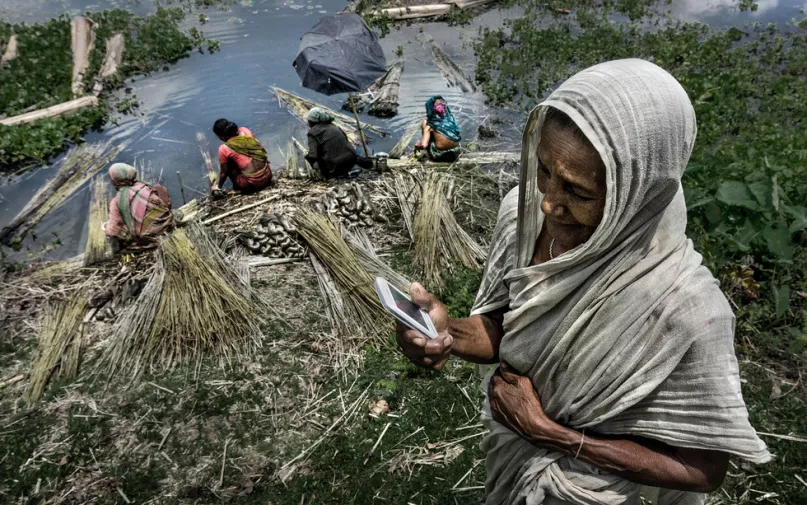 Mobile Banking. Photo credit: Sujan Sarkar, 2015 CGAP Photo Contest.