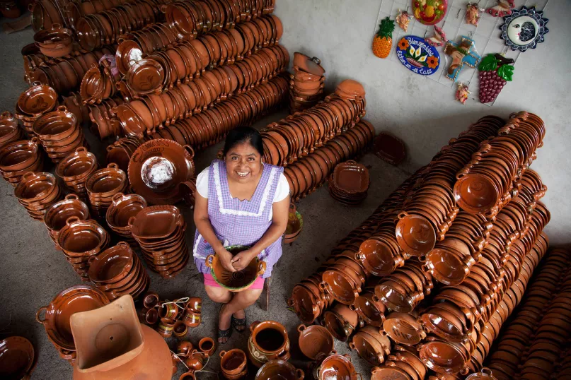 Artesana mexicana con sus productos. Por Francisco Javier Soto Plascencia/PRONAFIM, Concurso de Fotografía CGAP 2016.