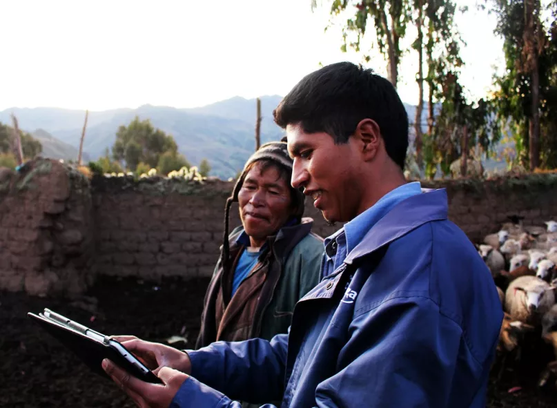 Oficial de crédito. Crédito de foto: María Oña, Fundación Microfinanzas BBVA. Concurso de Fotografía CGAP 2017.