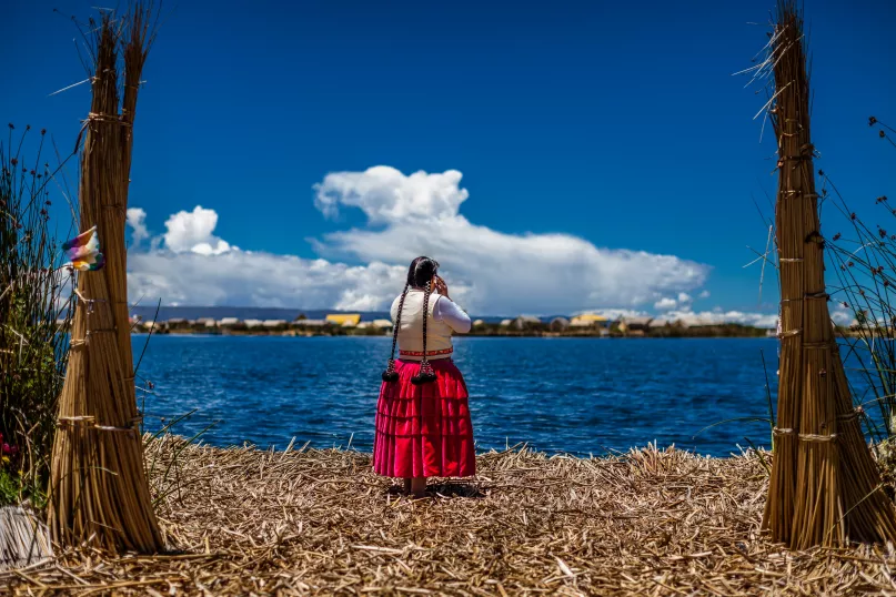 Primera mujer alcalde de la ciudad de los Uros, Perú. Por David Martín Huamani Bedoya, Concurso de Fotografía CGAP 2016.