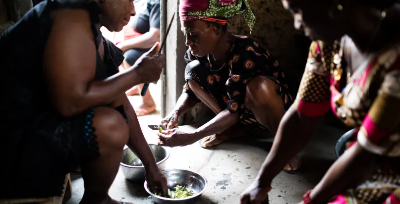 Préparation du repas par des cuisinières ghanéennes. Photo de Brandon Smith. Concours photos du CGAP 2016.