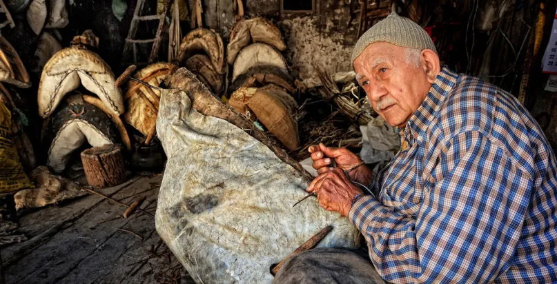 Construction d'une selle par un artisan Turque. Photo de Bulent Suberk. Concours photos du CGAP 2014.