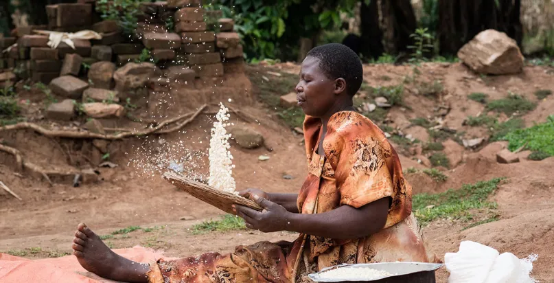 Jane Kolzaala vanne le maïs qu'elle a récolté. Photo de Hailey Tucker. Concours photos du CGAP 2017.