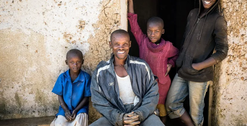 Anasthase Nsekanabo devant sa maison avec ses enfants. Photo de Hailey Tucker. Concours photos du CGAP 2017.