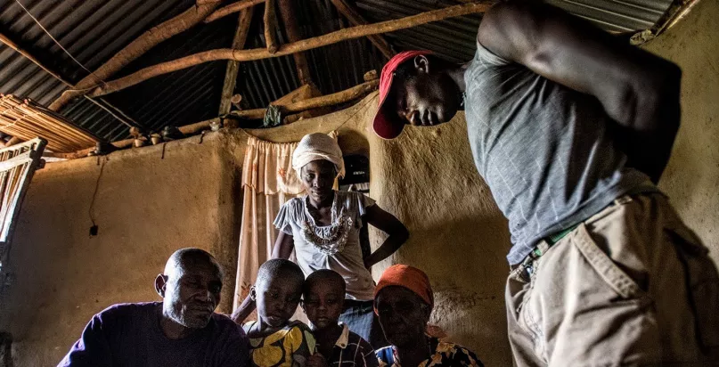 Un agent montre l'utilisation d'une tablette à des petits agriculteurs. Photo de Hailey Tucker. Concours photos CGAP 2017.