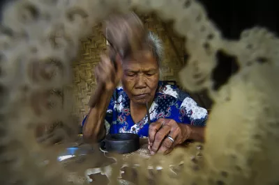 Woman working with a hammer. Photo by Sofyan Efendi, 2016 CGAP photo contest.