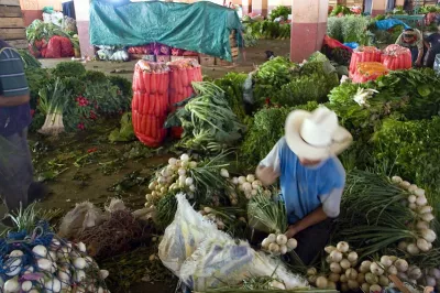 Hombre trabajando en mercado. Foto: Ismael Alonso, Flickr 2007.