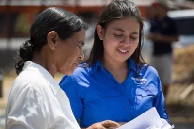 Foto: Mujeres recibiendo educación financiera. Gentileza FMBBVA.