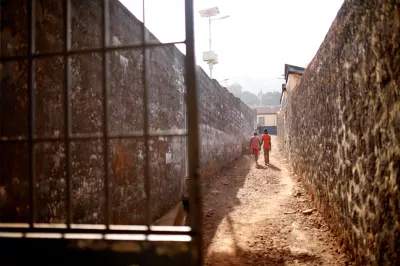 Deux patients quittent l'hôpital, Sierra Leone.