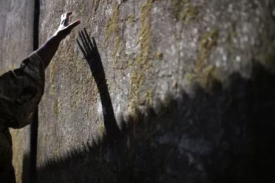 Ombre de la main d'une femme sur un mur au Liberia. 