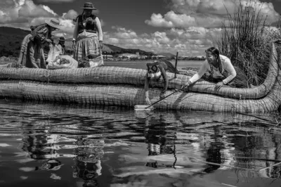 Mujeres en embarcación de juncos en el Lago Titicaca en Perú.