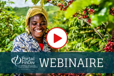 Femme récoltant du café en Ouganda.