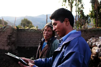 Dos hombres mirando una tableta. 