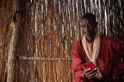 Travailleur dans un camp de réfugiés au Mali. 