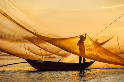 Un homme sur un bateau de pêche au Viêt Nam.