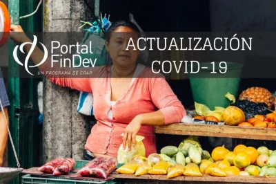 Vendedora en su puesto de venta de frutas y verduras junto a una balanza, en Colombia.