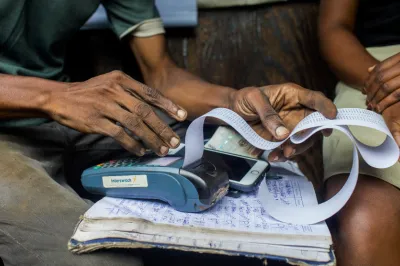 Les mains d'un agent de mobile money et de sa client au Nigéria. 