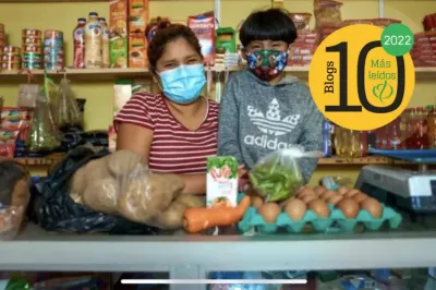 Mujer y niño con tapabocas en un microcomercio en Perú, logo del Portal FinDev.