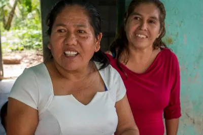 Mujeres ahorrando. Por Carlos Montano, Concurso de Fotografía CGAP 2016.