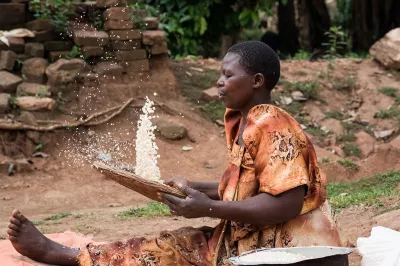 Jane Kolzaala vanne le maïs qu'elle a récolté. Photo de Hailey Tucker. Concours photos du CGAP 2017.