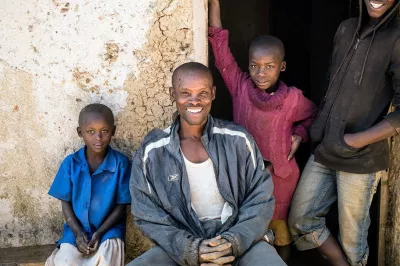 Anasthase Nsekanabo devant sa maison avec ses enfants. Photo de Hailey Tucker. Concours photos du CGAP 2017.