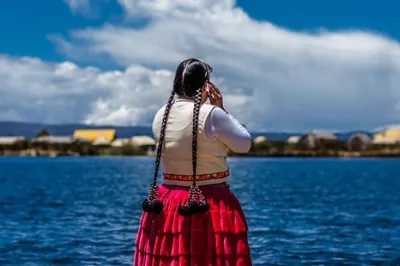 Mujer peruana usando teléfono móvil. Foto: David Martin Huamani Bedoya, Concurso de Fotografía CGAP 2016.