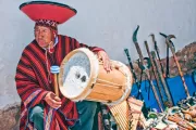 Hombre mostrando sus instrumentos musicales. Por Asis Kuma, Concurso de Fotografía CGAP 2011.