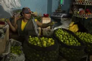 Mujer vendiendo limones. Foto:  Flore de Preneuf, Banco Mundial 2017.