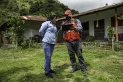 Foto: Luz Nelcy Rodríguez, emprendedora de la FMBBVA con su asesor de Bancamía. Gentileza FMBBVA.