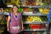 Mujer vendedora de frutas y verduras.