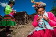 Mujeres bordando. Foto: Wim Opmeer, Concurso de Fotografía CGAP 2013.