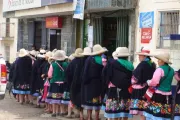 Mujeres esperando en línea. Foto: Proyecto Capital.